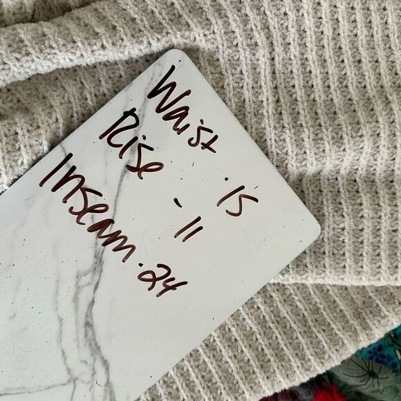 American Eagle Women’s 6 X Short Mom Jeans Distressed Light Wash - Picture 6 of 6